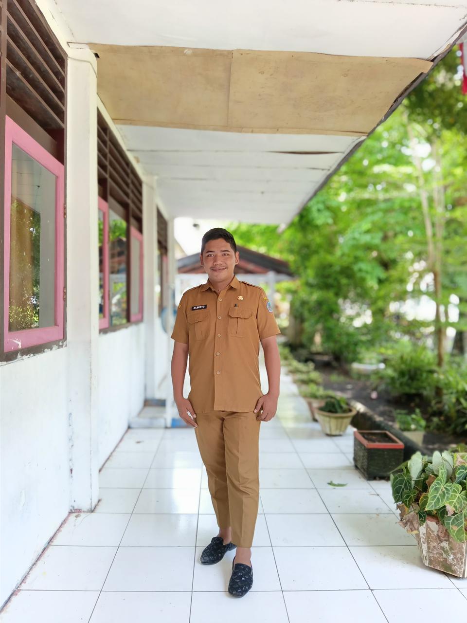 Guru Bahasa Inggris SMP Negeri 8 Bitung